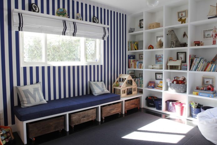 banc près de la fenêtre pour ranger les jouets dans la chambre d'enfant