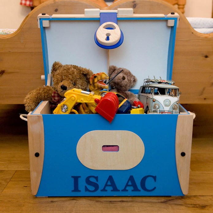 coffre pour ranger les jouets dans la chambre d'enfant
