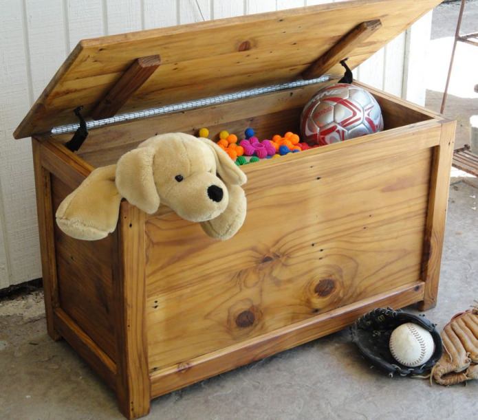 coffre pour ranger les jouets dans la chambre d'enfant