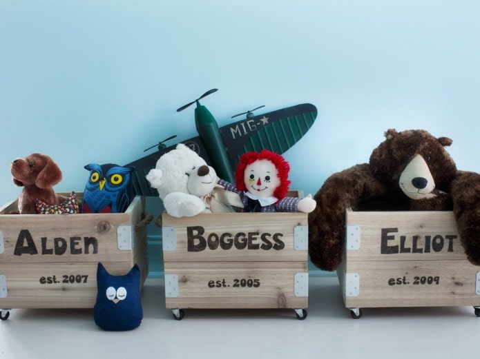 boîtes en bois sur roulettes pour ranger les jouets dans la chambre d'enfant