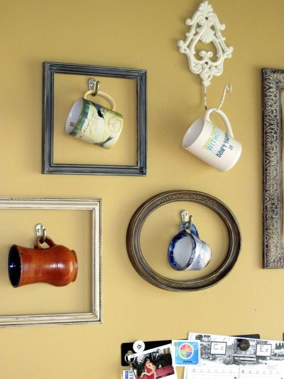 Tasses dans un cadre