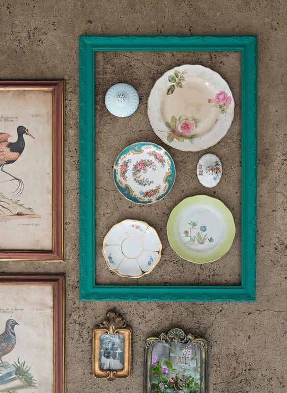 Assiettes dans un cadre