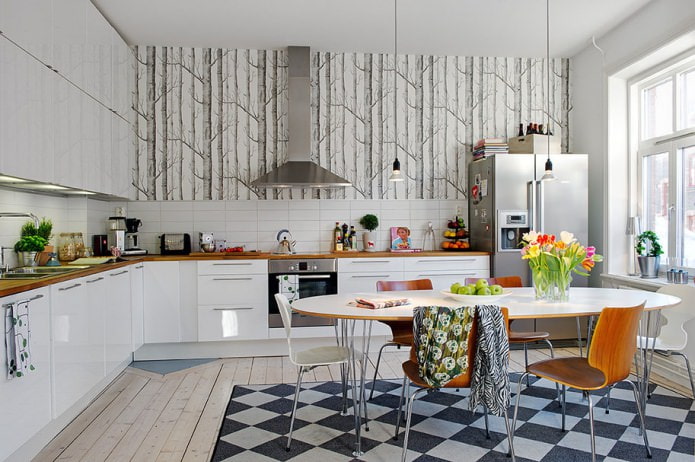 Table à manger ovale dans un intérieur de cuisine