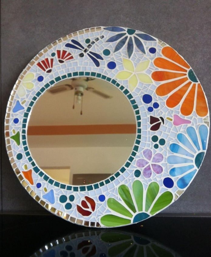 cadre miroir fait de vaisselle cassée et de verre