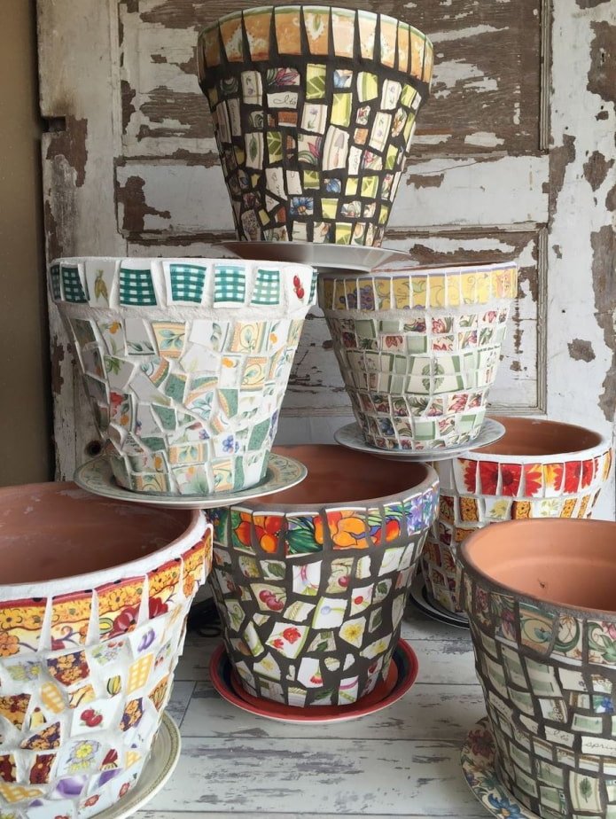 décorer des pots avec de la vaisselle cassée