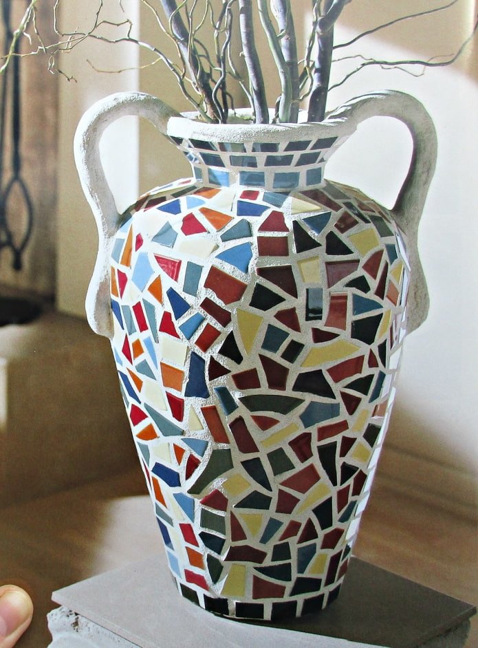 décorer un vase avec une mosaïque de verre brisé