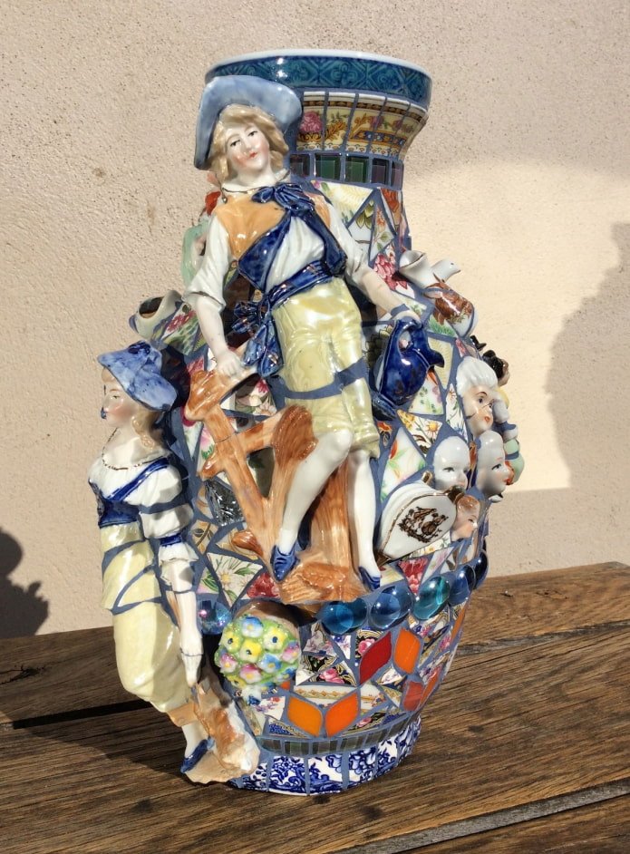 décorer un vase avec des éclats de figurines