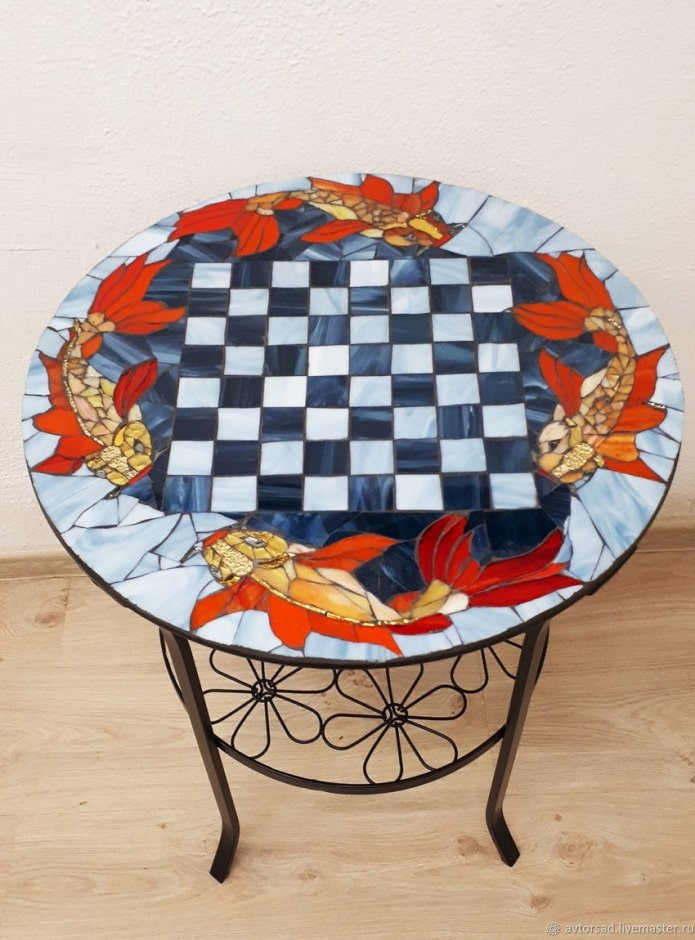 échiquier sur un comptoir en mosaïque