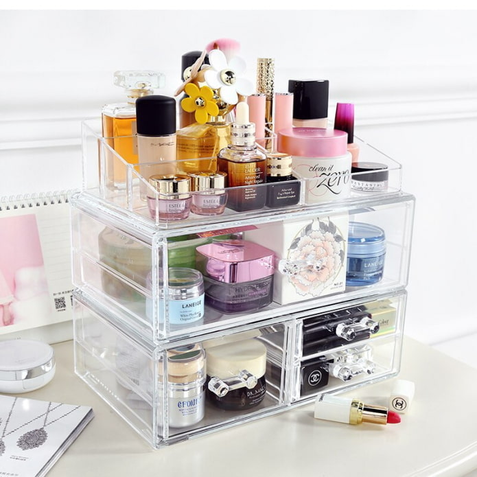 organisateur avec cosmétiques