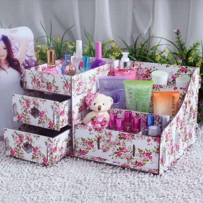 Boîte en carton décorée
