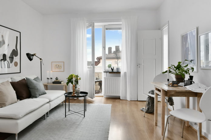 Porte de balcon dans un salon scandinave