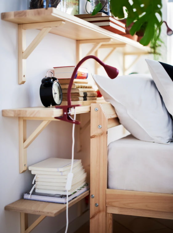 Étagère SANDSHULT derrière le lit 