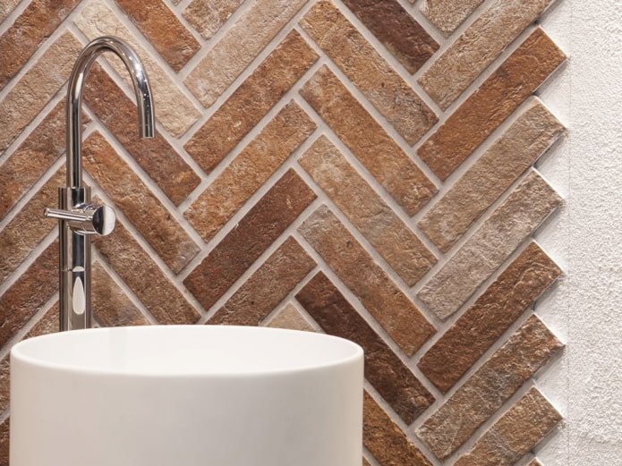 Carrelage en porcelaine dans la salle de bain