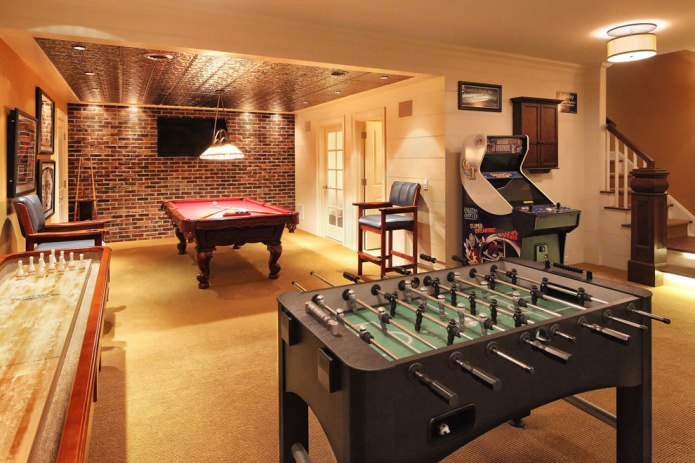 Intérieur d'une salle de billard dans une maison