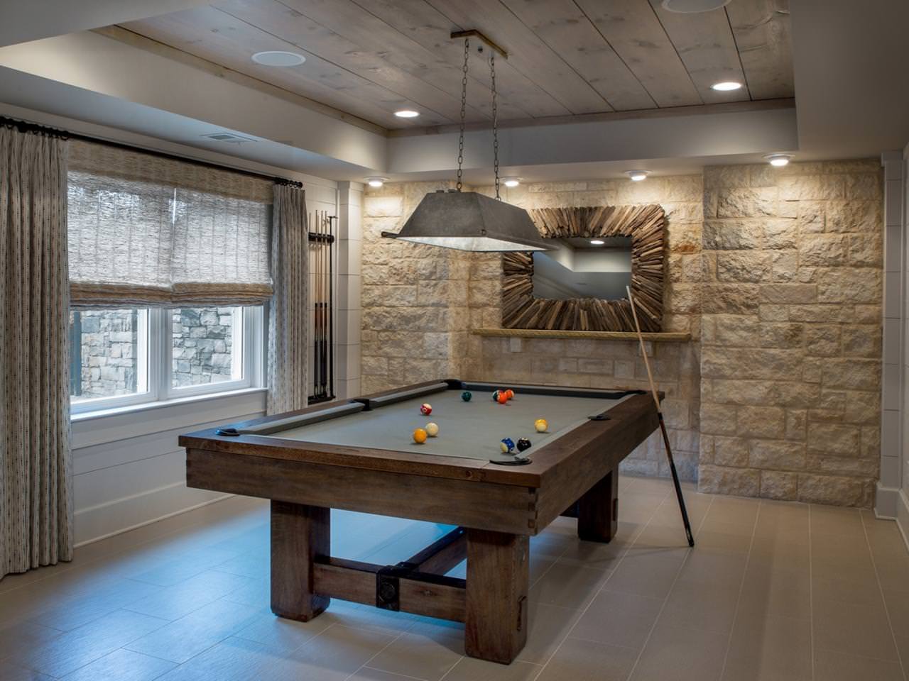 Intérieur de la salle de billard dans la maison