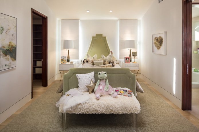 Chambre de fille avec un lit vert