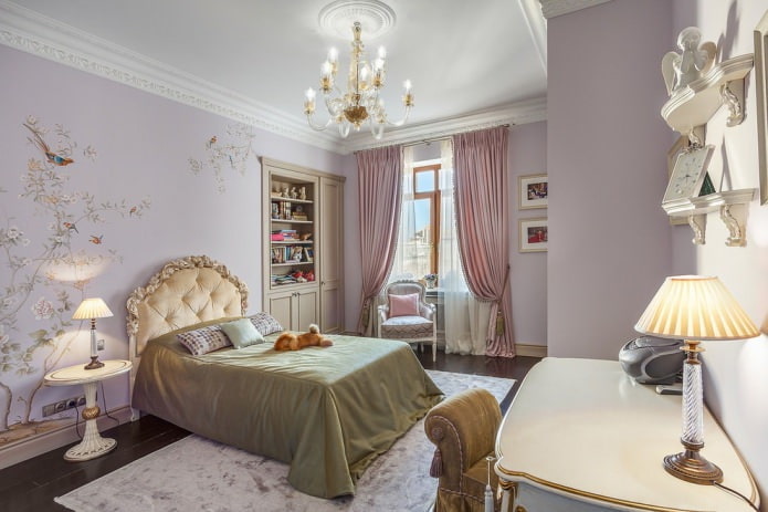 murs lilas dans la chambre d'enfant