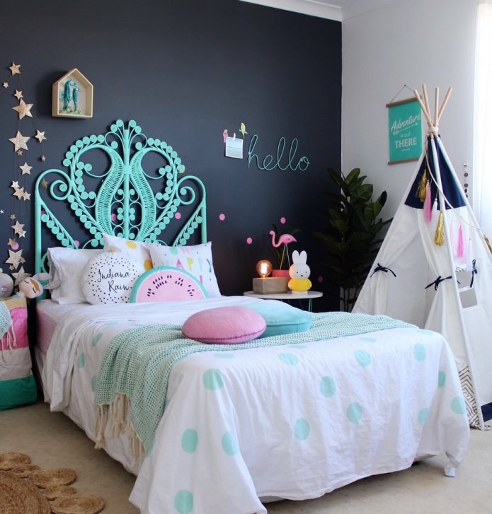 Mur d'accent avec une tête de lit élégante dans la chambre de bébé