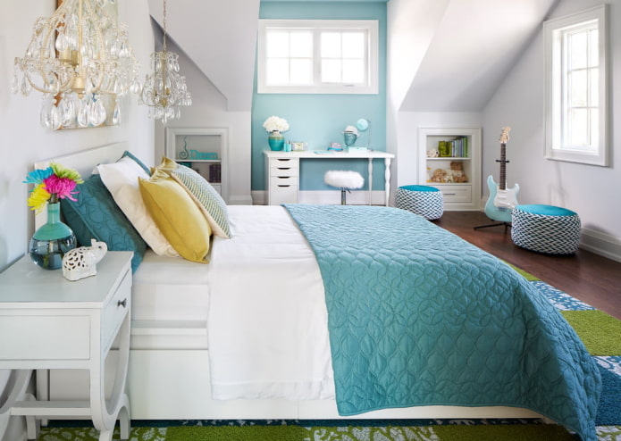 murs blancs avec des touches turquoise vif