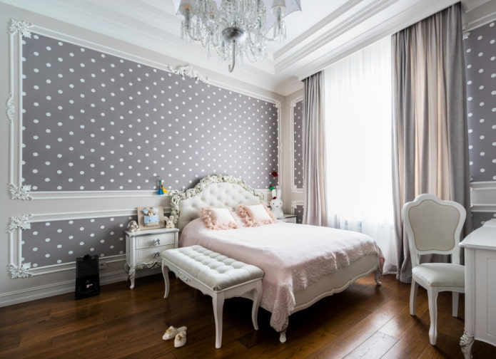 Meubles et décoration dans une chambre d'enfant grise