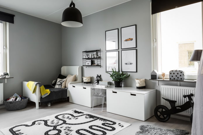 Mobilier et décoration dans une chambre d'enfant grise