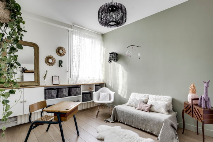 Meubles et décoration dans une chambre d'enfant grise
