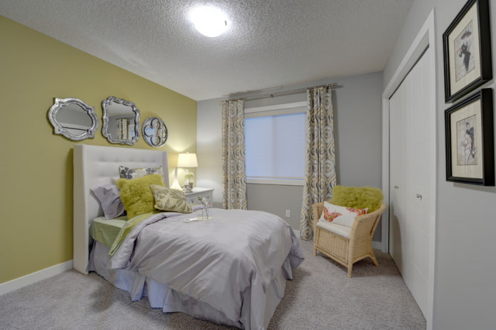 intérieur d'une chambre d'enfant grise aux accents lumineux