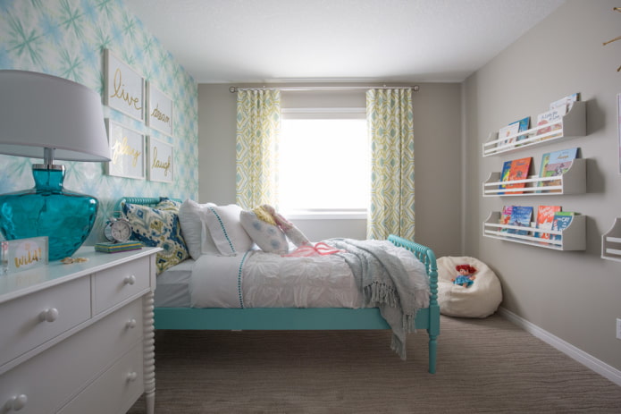 Intérieur d'une chambre d'enfant grise aux accents lumineux