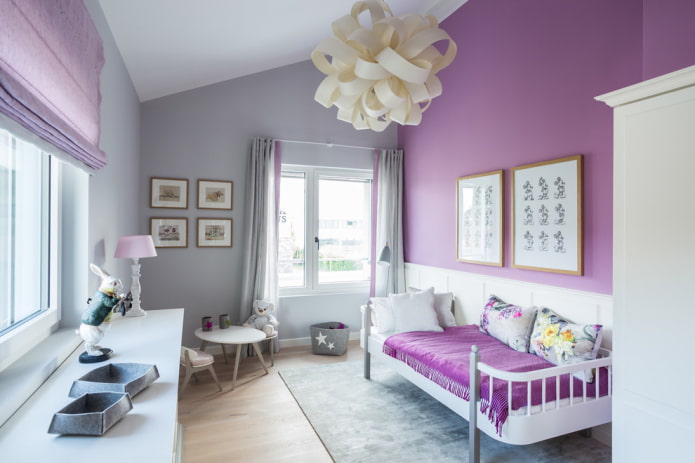 intérieur d'une chambre d'enfant grise aux accents lumineux