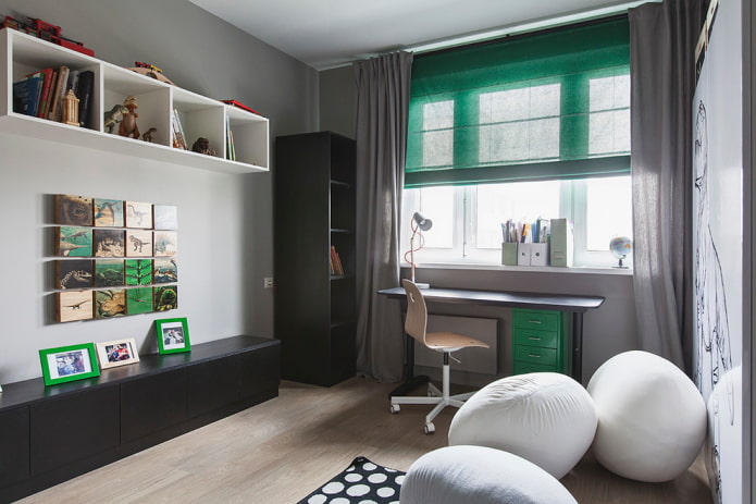 rideaux à l'intérieur d'une chambre d'enfant grise