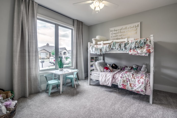 rideaux à l'intérieur d'une chambre d'enfant grise