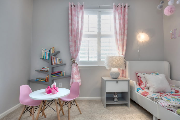 rideaux à l'intérieur d'une chambre d'enfant grise