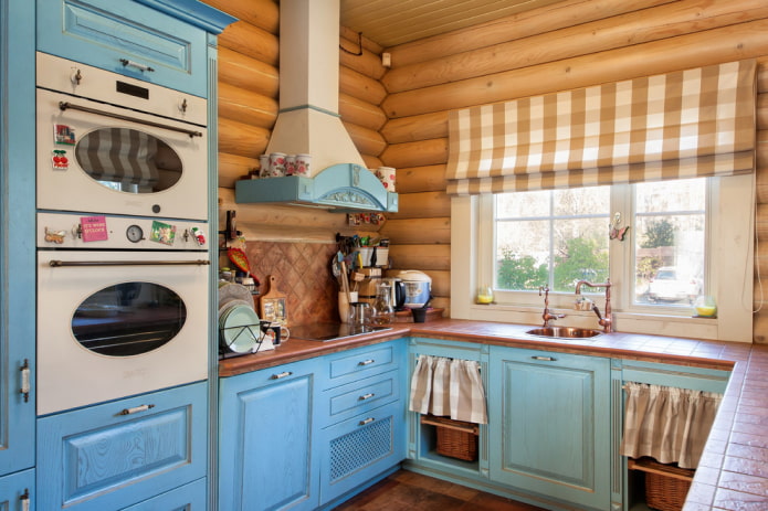 Conception de cuisine à l'intérieur d'une maison en rondins