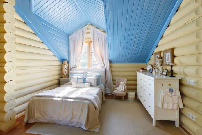 Aménagement d'une chambre d'enfant dans une maison en rondins