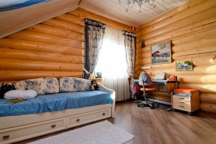 Aménagement d'une chambre d'enfant dans une maison en rondins