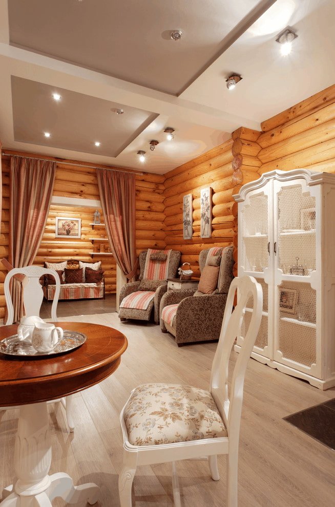 Éclairage intérieur d'une maison en rondins