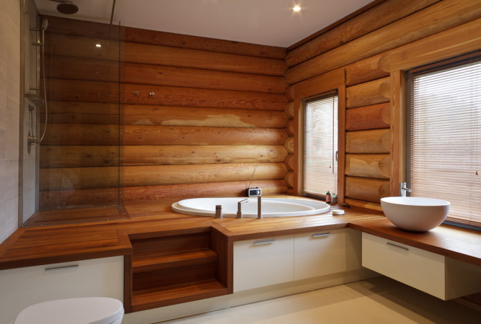 Aménagement d'une salle de bain dans une maison en rondins