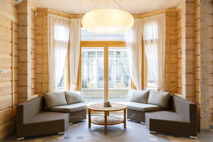 Aménagement d'un salon dans une maison en rondins
