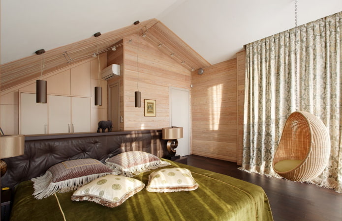 Aménagement d'une chambre à coucher dans une maison en rondins