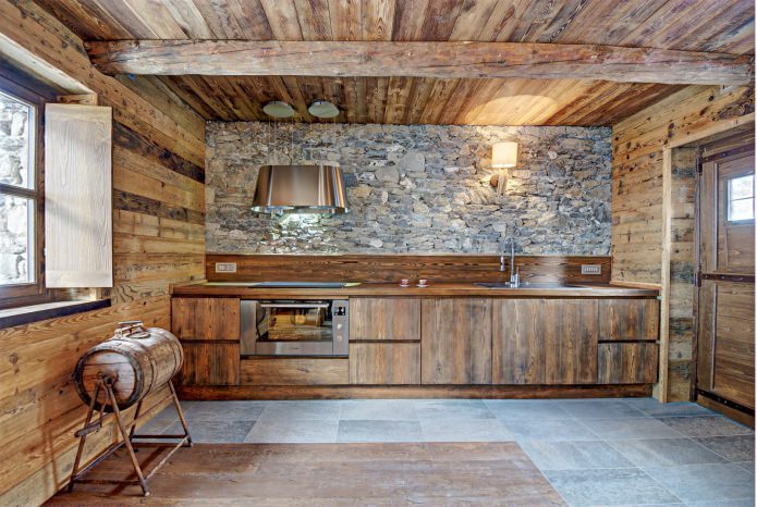 Intérieur de maison de campagne de style chalet alpin