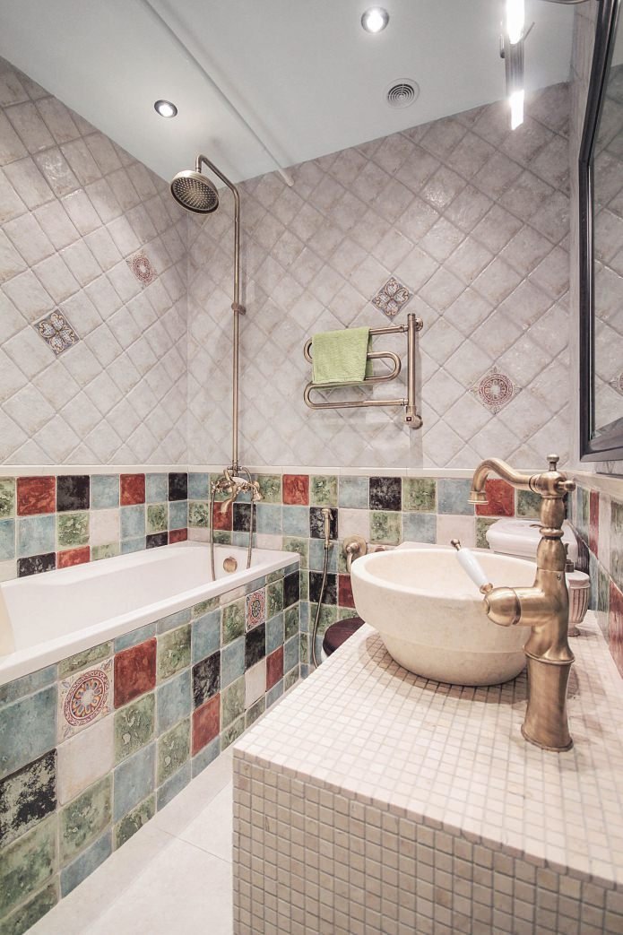 Rénovation de salle de bain dans un appartement deux pièces de style Khrouchtchev, style provençal