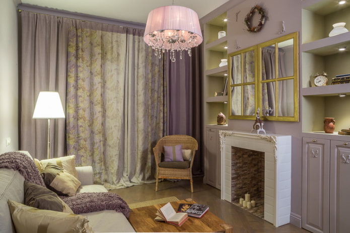 Cheminée à l'intérieur d'un petit salon
