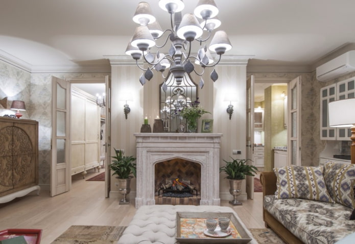Cheminée entre deux portes dans le salon
