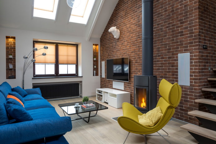Cheminée dans un salon de style loft