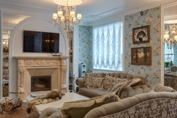 Cheminée de style classique dans le salon