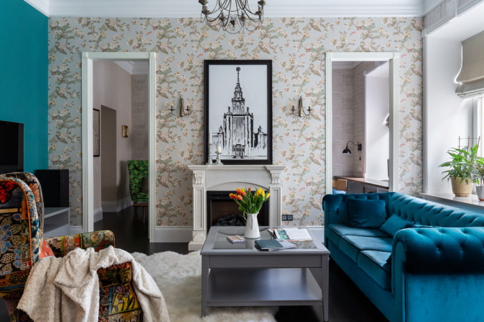 Cheminée entre deux portes dans le salon