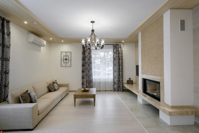 Cheminée à l'intérieur d'un grand salon