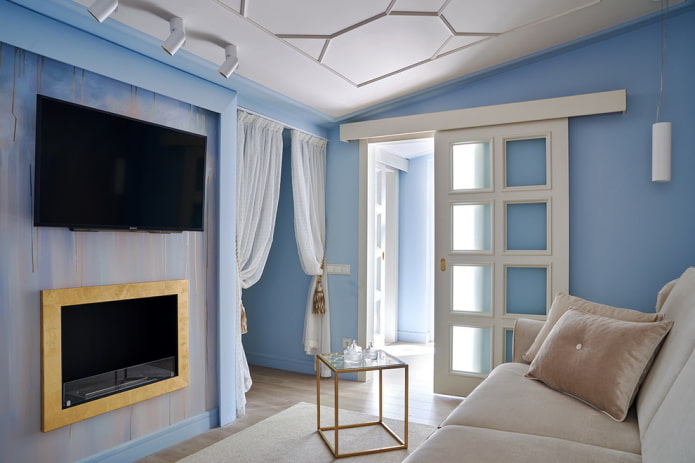 Cheminée à l'intérieur d'un petit salon
