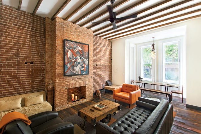 Cheminée dans un salon de style loft