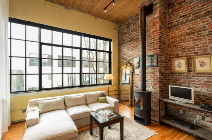 Cheminée dans un salon de style loft